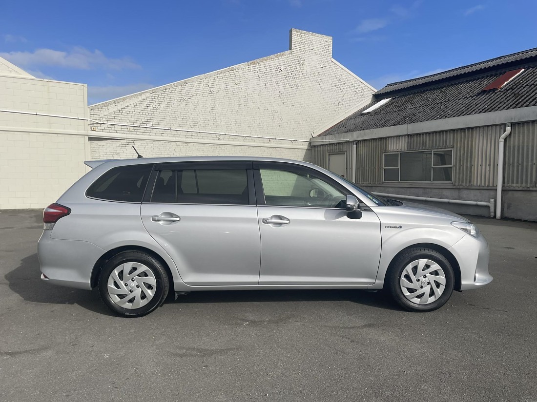 Toyota fielder hybrid discount