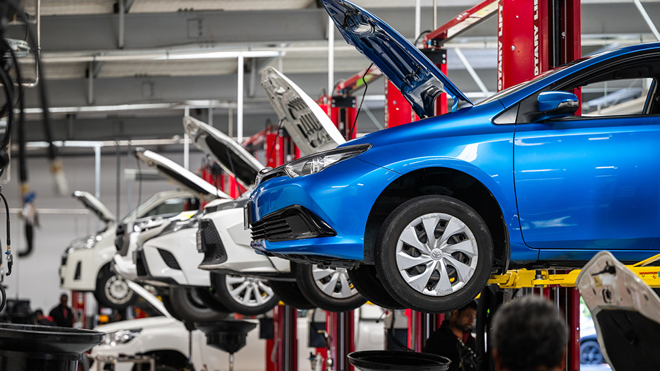 toyotas on hoist-960x540