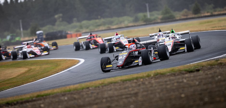 Race start Teretonga (940 x 450)