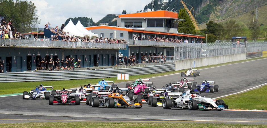 Race start 9940 x 450)