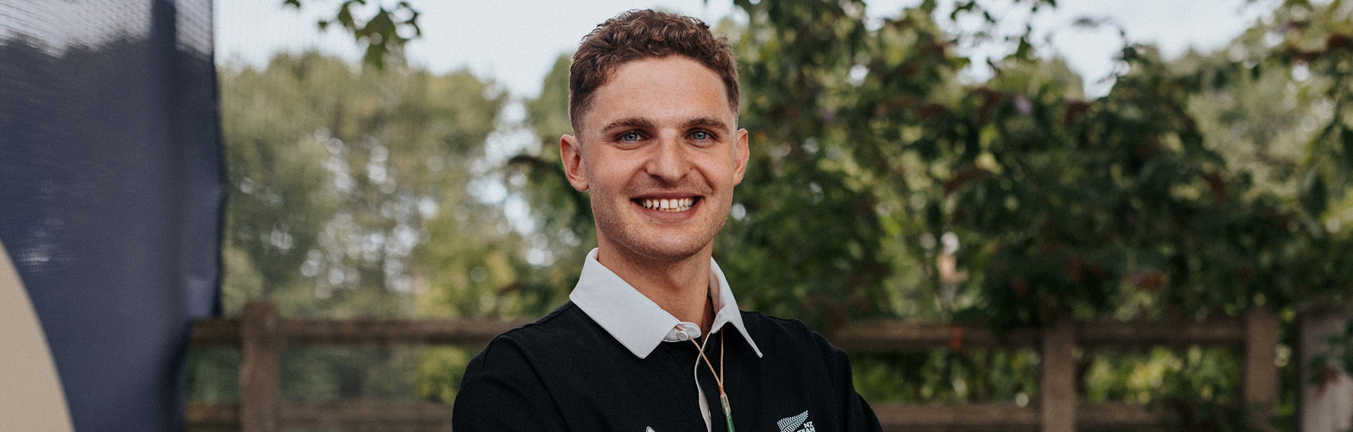 LEWIS - standing 1920x614