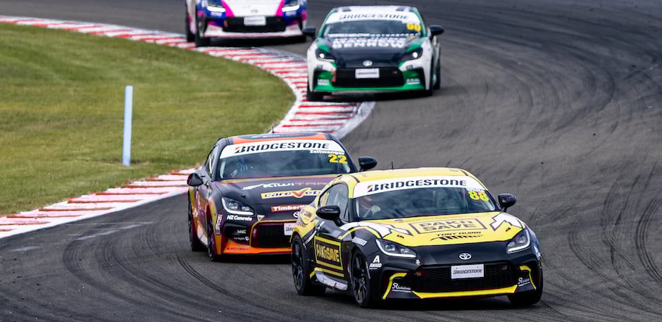 Lee chases Chris (940x450)