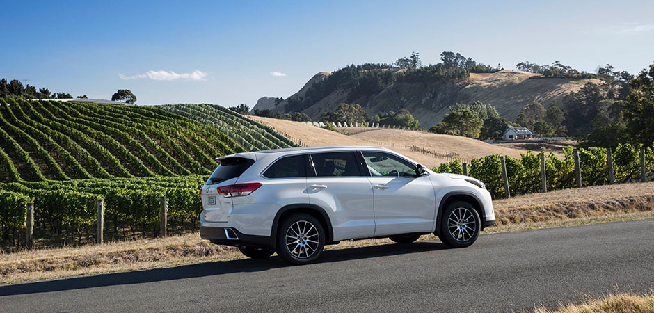 Advances-in-safety-power-economy-2017-Highlander_HERO_940x450