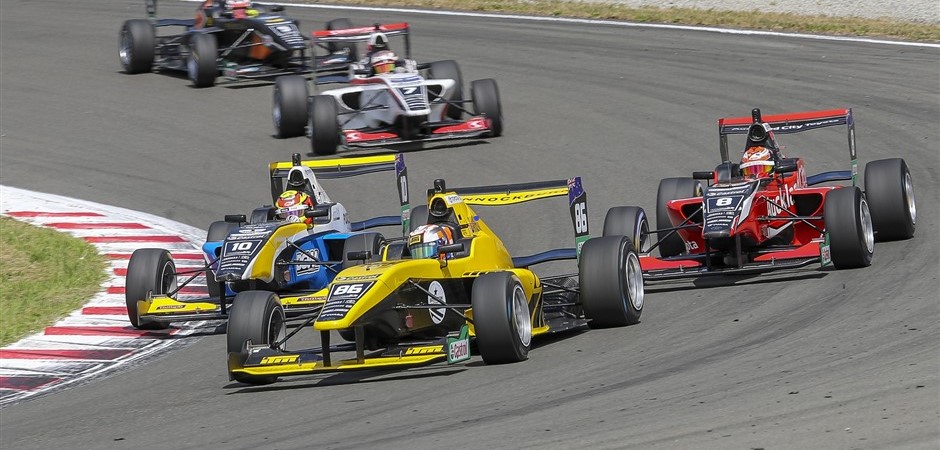 Kiwi battle Manfeild (940 x 450)