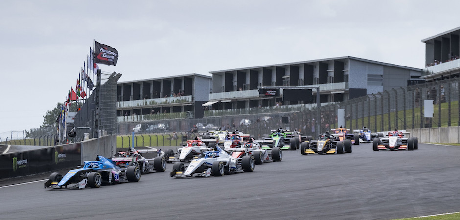 Race 2 HD (940 x 450)