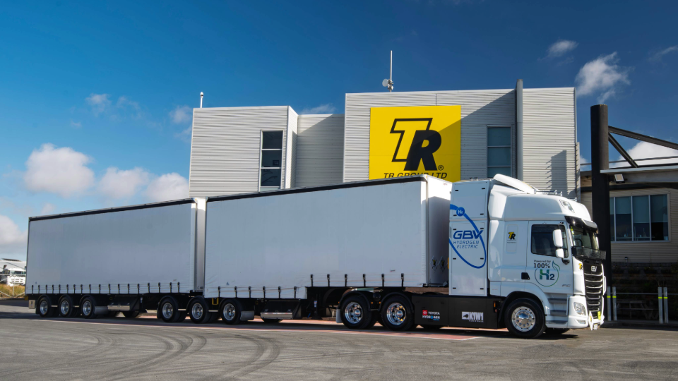 The-50-tonne-GBV-hydrogen-powered-prime-mover-960x540