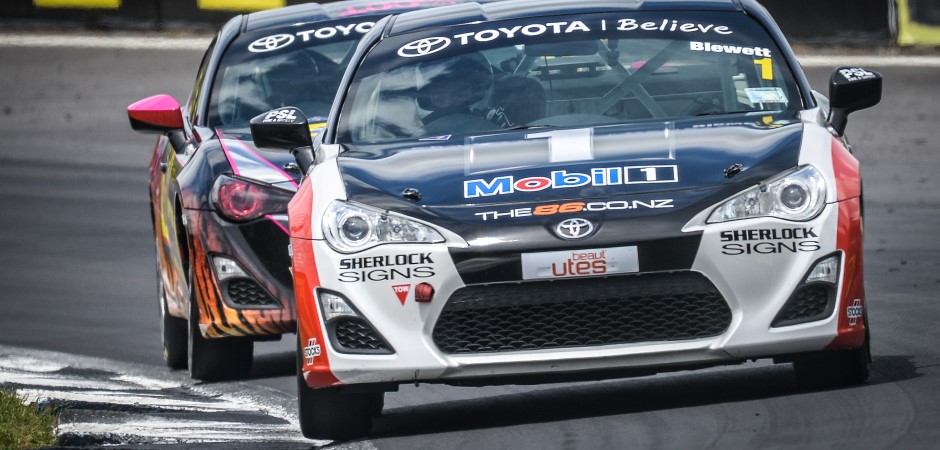 New Championship leader Ash Blewett locked in battle with Ryan Yardley at Pukekohe 940x450