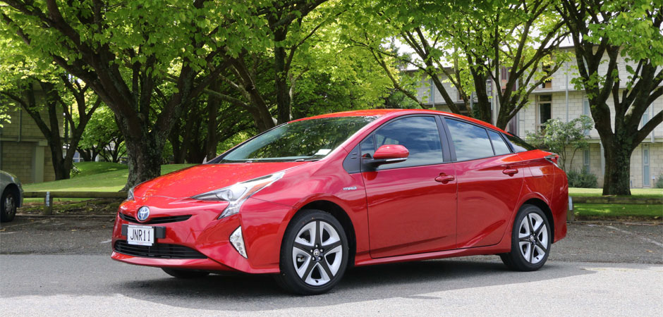 Toyota-wins-back-to-back-World-Green-Car-of-the-Year-awards_HERO_940x450