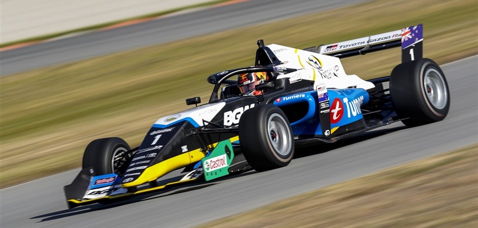 Liam feature pole (940 x 450)