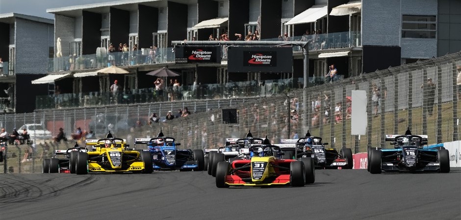 Race 1 start GP (940 x 450)