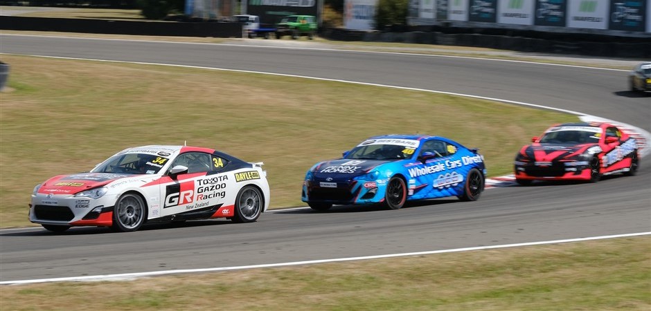 Pukepreview March (940 x 450)