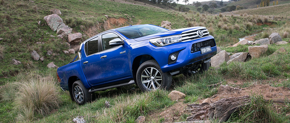 Hilux-Reveal-SR5-Limited-with-Sports-Bar-Accessory-Front-Right-Incline-Angle-(2)