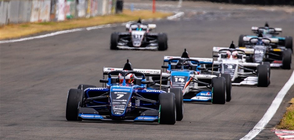 Race 3 start (940 x 450)