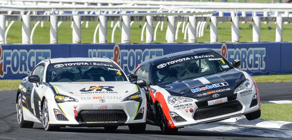 Harker battles to race two victory 940x450