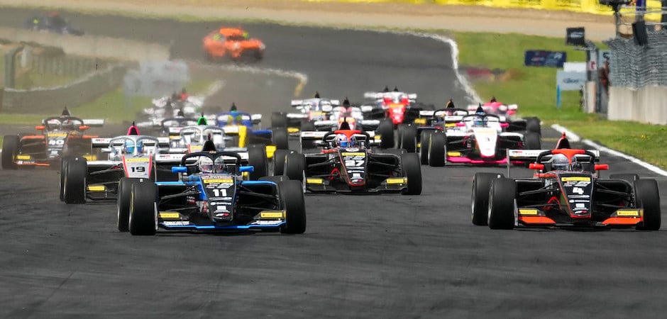 Lap 1 HD R1 R1 (940 x 450)