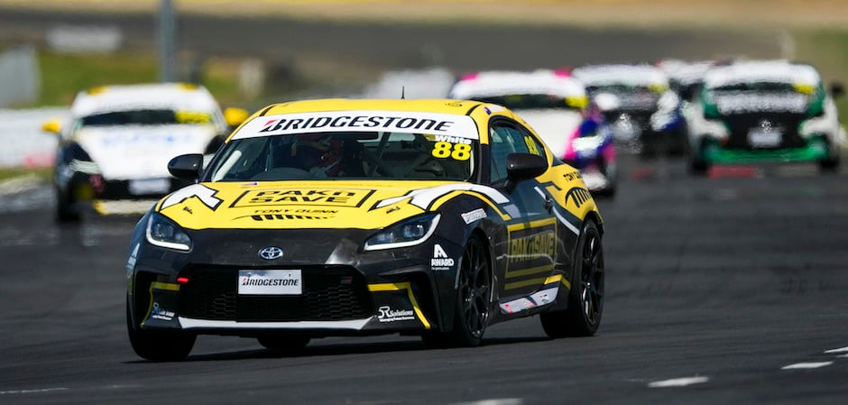 hris White win HD 9940 x 450)