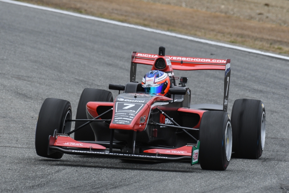 IMAGE - Richard Verschoor on his way to victory at Teretonga. 940x450