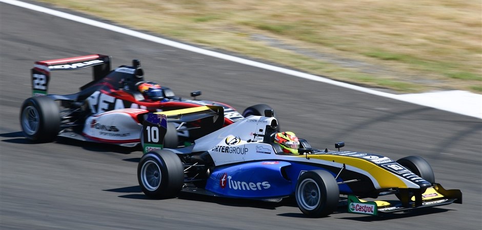 Lawson leads Auer (940 x 450)