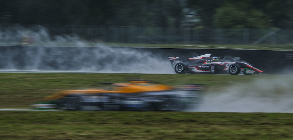 Picture_1_-Charlie_Wurz_took_pole_position_ahead_of_Louis_Foster_(foreground)