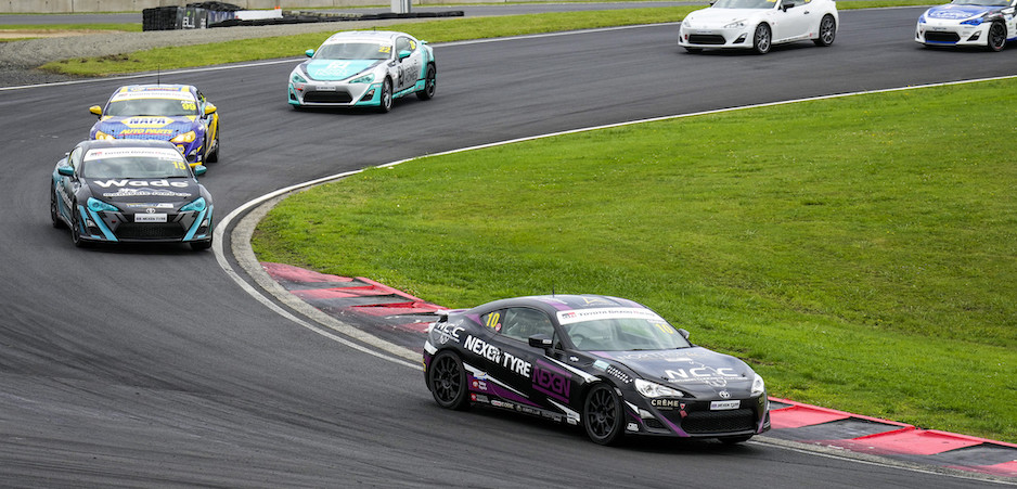 Race 1 HD (940 x 450)