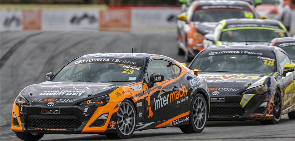 Baldwin leads ahead of Manfeild (940 x 450)